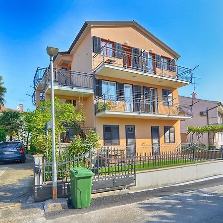 Apartment Ljiljana 1553 Новиград Екстериор снимка